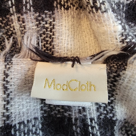 Mod Cloth Black and White Plaid Shawl - Picture 3 of 4